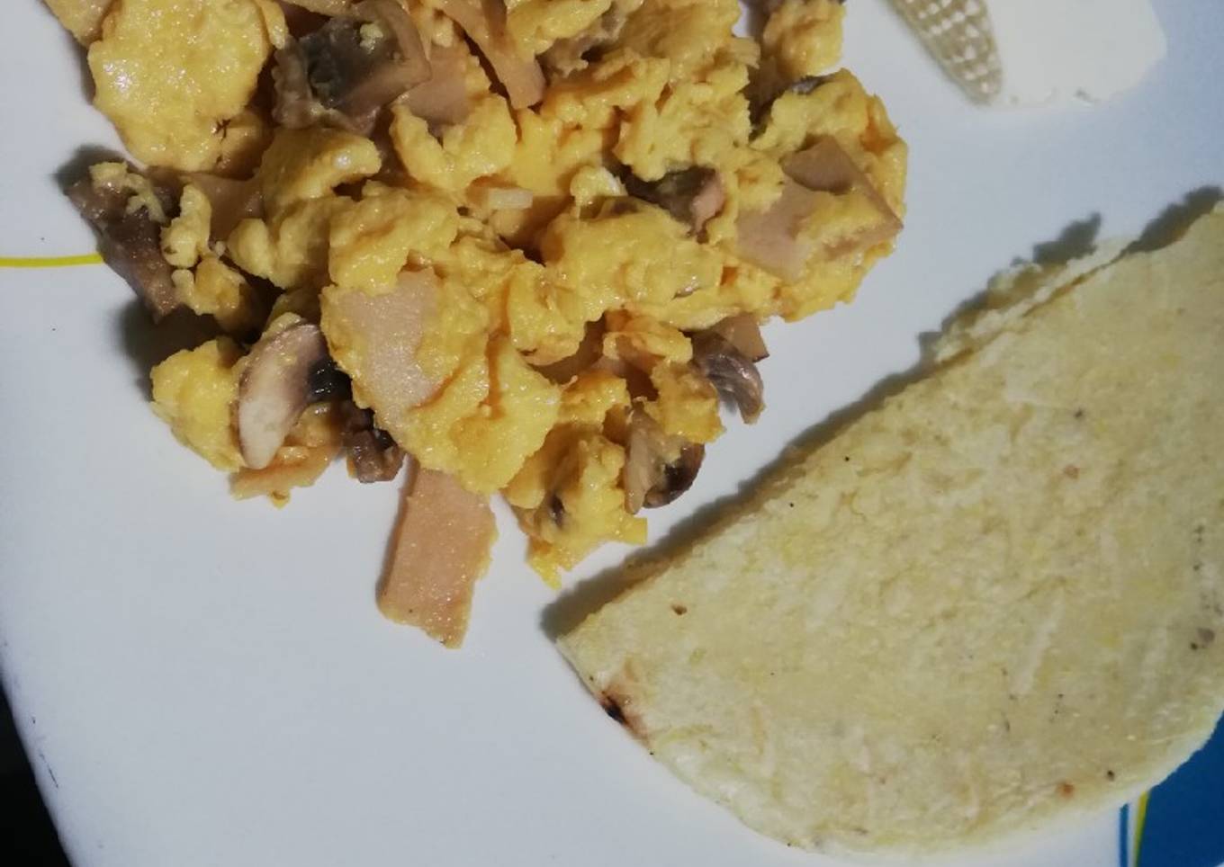 Huevos con champiñones y mortadela
