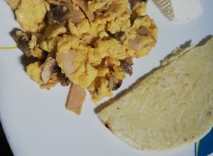 Una foto de Huevos con champiñones y mortadela