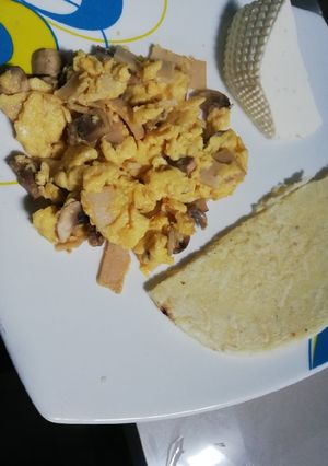 Una foto de Huevos con champiñones y mortadela