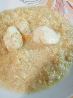 Una foto de Quinoa con viéiras