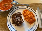 Una foto de pollo en mole doña maria
