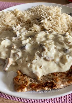 Una foto de Lomo de cerdo con salsa de champiñones 🐽🍄🟫🧅