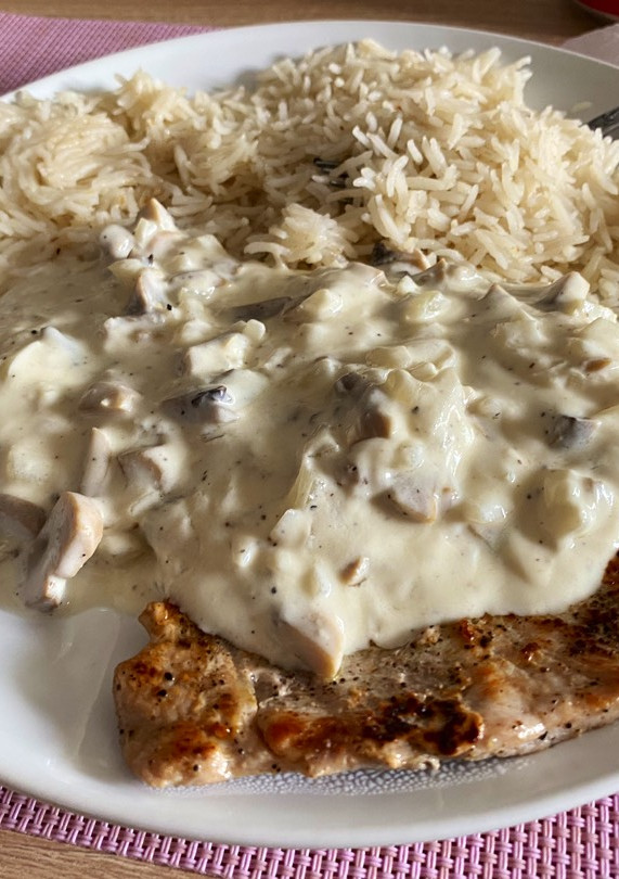 Una foto de Lomo de cerdo con salsa de champiñones 🐽🍄‍🟫🧅