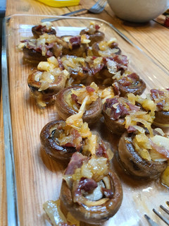 Una foto de Champiñones rellenos de jamón serrano, ajito y cebolla