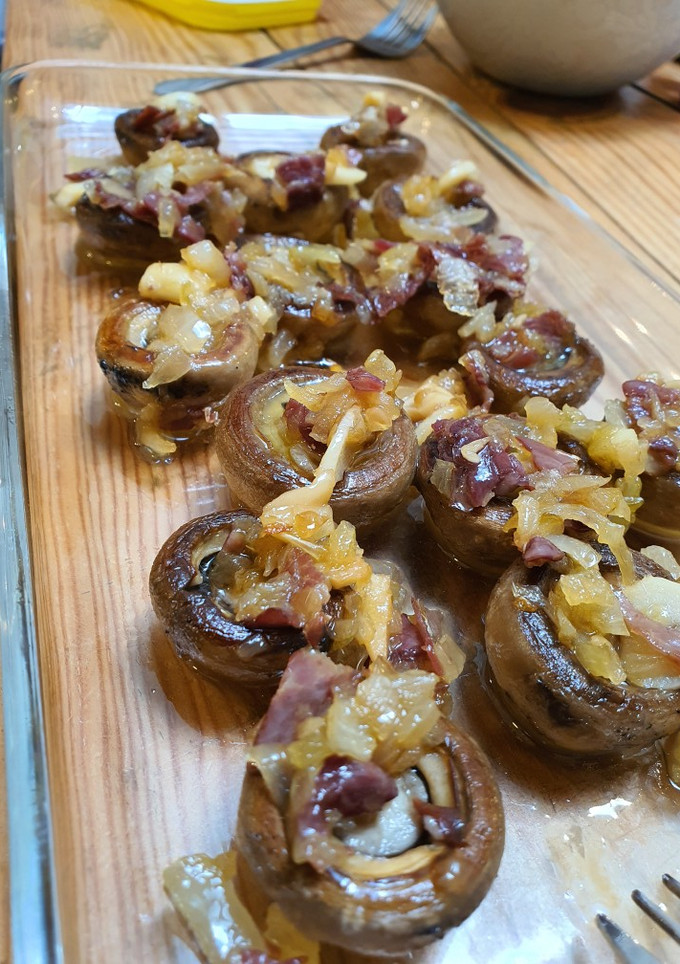 Una foto de Champiñones rellenos de jamón serrano, ajito y cebolla