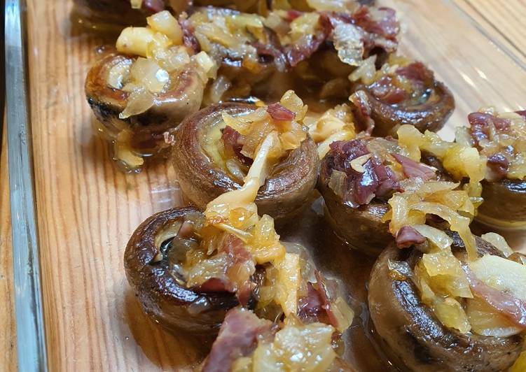 Champiñones rellenos de jamón serrano, ajito y cebolla