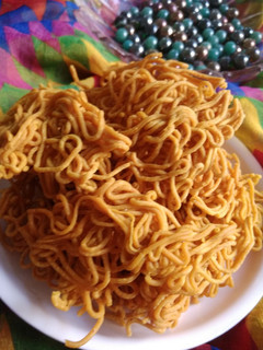 बेसन के कुरकुरे सेव (Besan ke kurkure sev recipe in Hindi) रेसिपी मुख्य फोटो