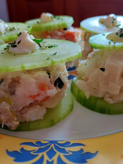 Una foto de Bocaditos de ensaladilla rusa y pepino 🥒