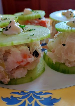 Una foto de Bocaditos de ensaladilla rusa y pepino 🥒