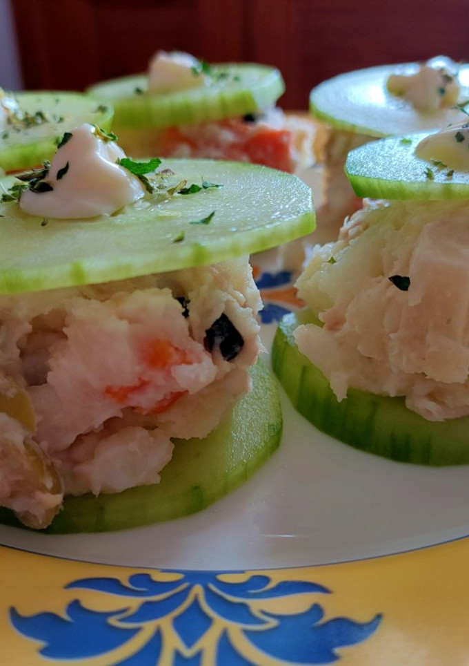 Una foto de Bocaditos de ensaladilla rusa y pepino 🥒