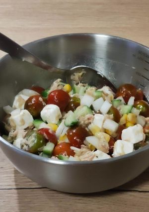 Una foto de Ensalada del día: con atún y queso feta