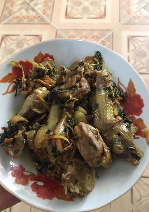 Hình của món Chim bồ câu rang gừng, rau răm.