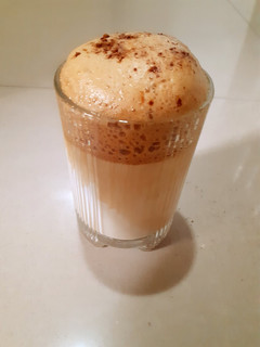 દાલગોના કોફી (Dalgona Coffee Recipe In Gujarati) રેસીપી મુખ્ય ફોટો