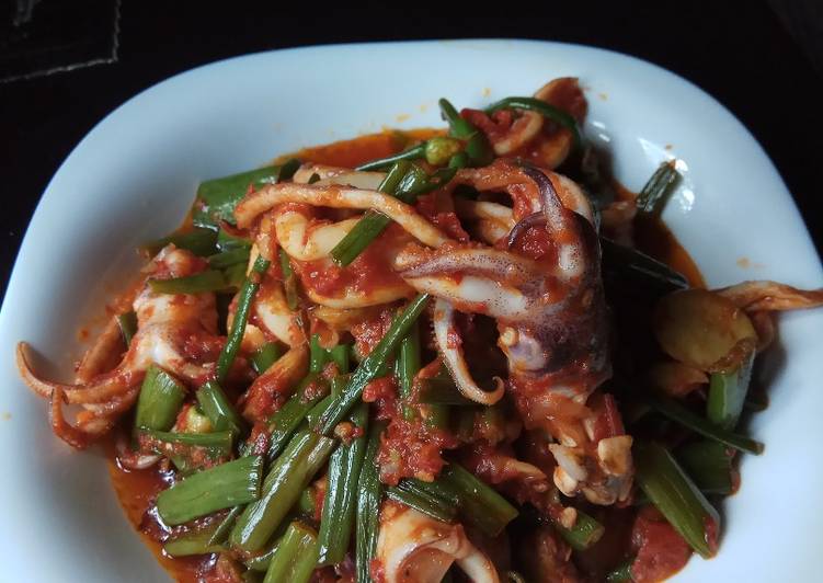 Sambal cumi bunga bawang