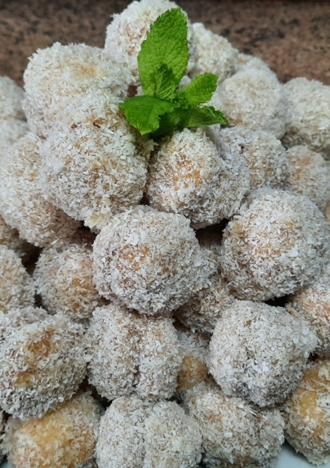 Una foto de Galletas de coco y mermelada muy ricas y suaves (richbond)