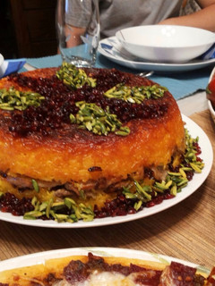 A picture of Chicken stuffed rice(tah-chin morgh).