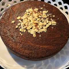 Una foto de Torta keto de chocolate y frutos secos