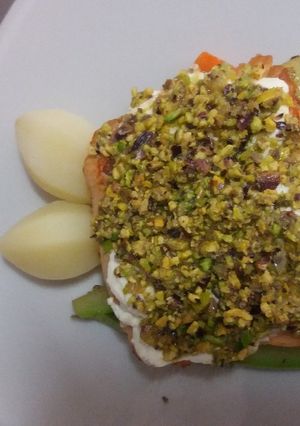 Una foto de Salmón costrado con queso fresco y pistachos