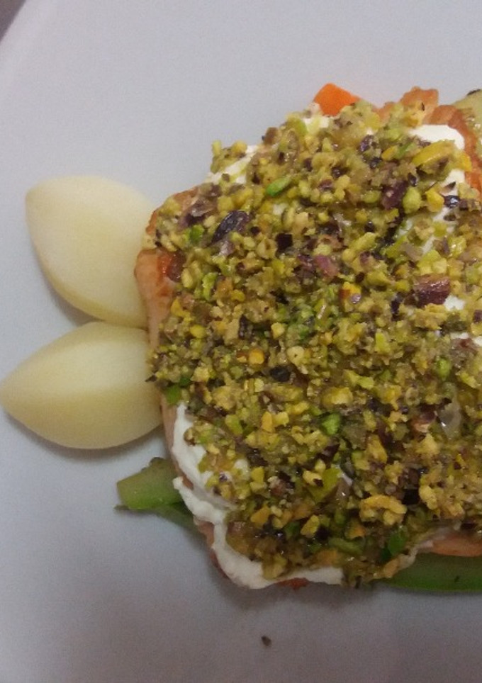 Una foto de Salmón costrado con queso fresco y pistachos