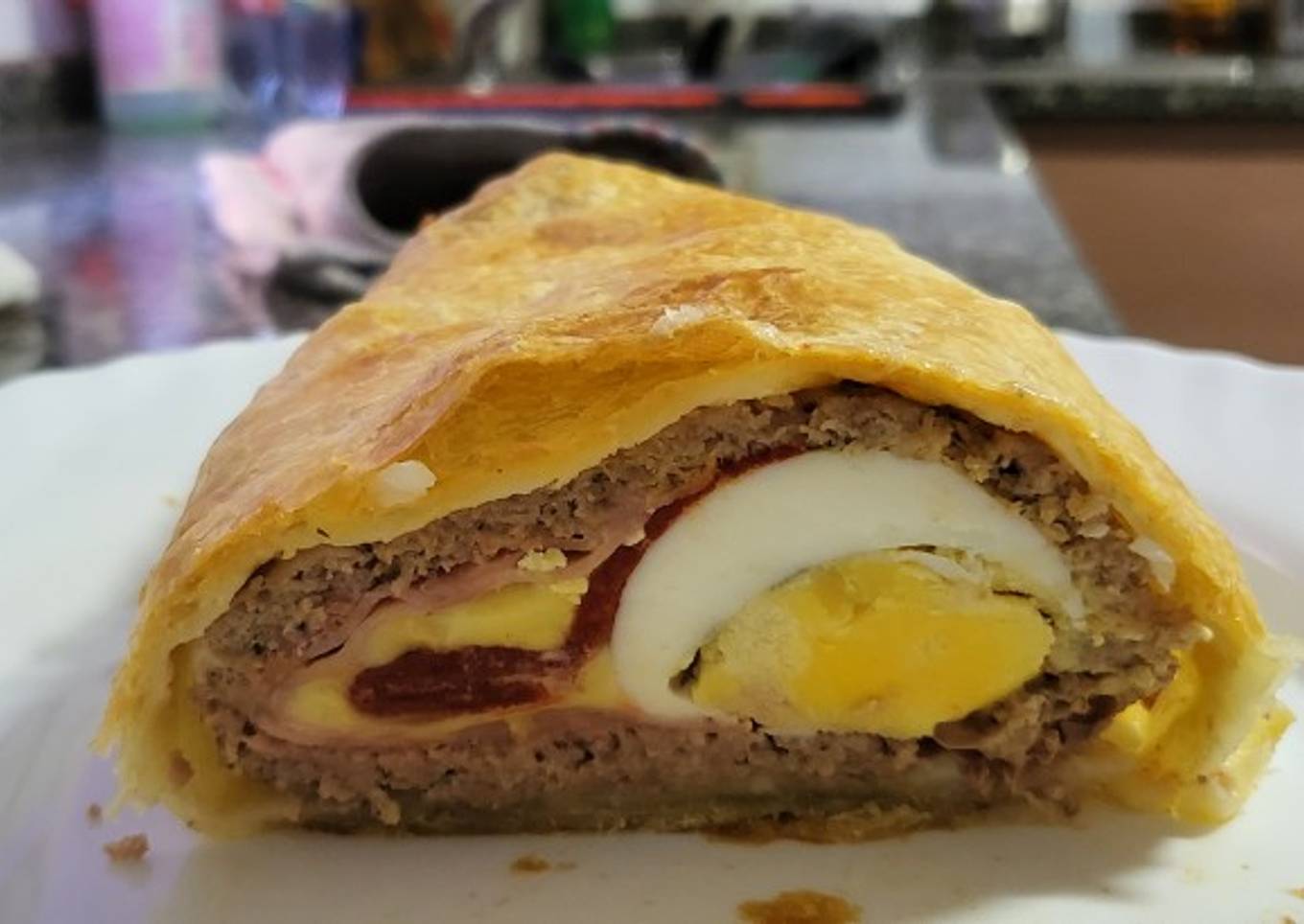 Rollo de carne relleno con hojaldre