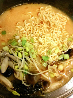 泡麵煮出豚骨拉麵味 的食譜成品照片