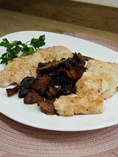 Una foto de Salteado de espárragos con setas shiitake y pavo