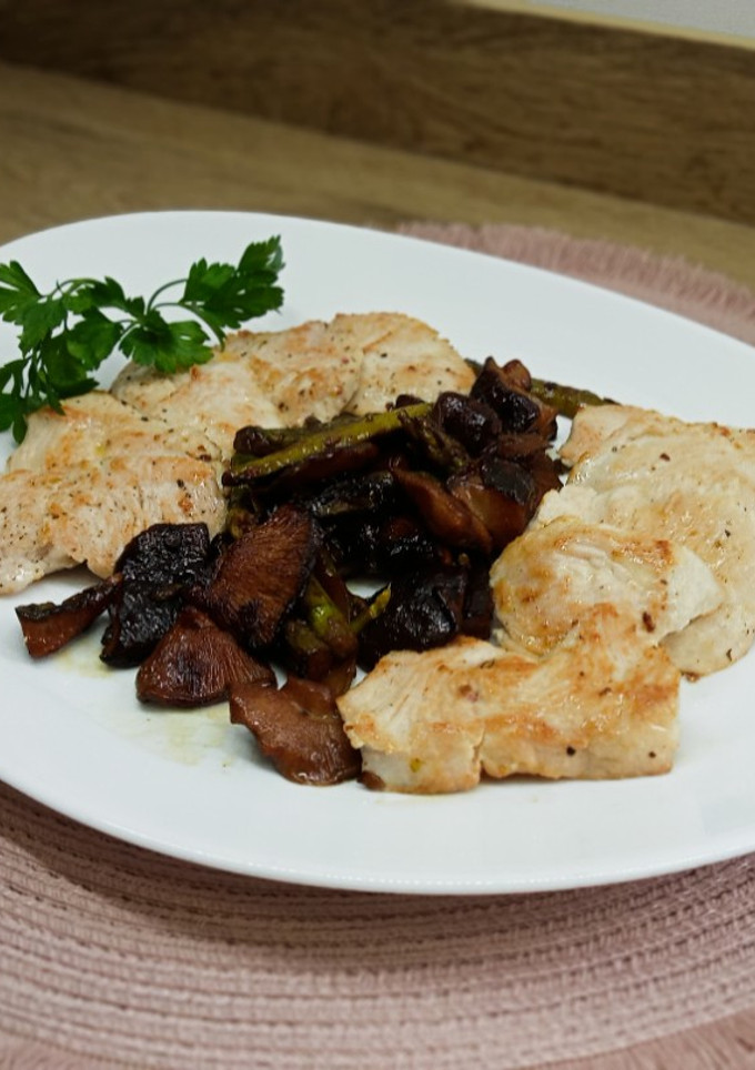 Una foto de Salteado de espárragos con setas shiitake y pavo