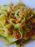 Tagliatelle alla crema di zucchine, salsiccia e noci