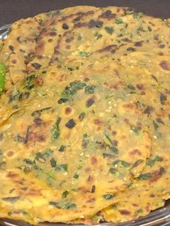 મેથી ના થેપલા (Methi Thepla Recipe In Gujarati) રેસીપી મુખ્ય ફોટો