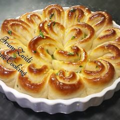 A picture of 🍝🍲🍞⚘Garlic Rose Bread⚘🍞🍲🍝.