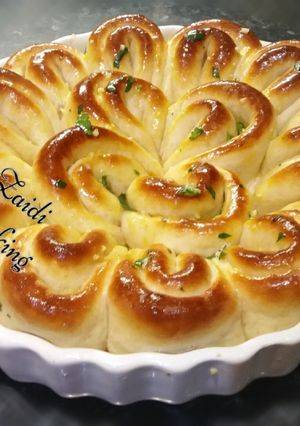 A picture of 🍝🍲🍞⚘Garlic Rose Bread⚘🍞🍲🍝.