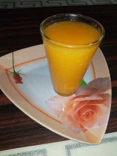A picture of Papaya and pineapple smoothie.
