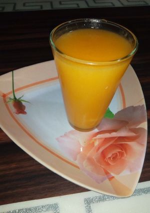 A picture of Papaya and pineapple smoothie.