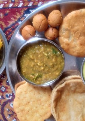 A picture of Aloo Kachori.