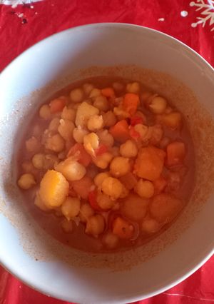Una foto de GARBANZOS CON VERDURAS AL PIMENTÓN AHUMADO😊😊😊😊💪💪💪🙂😉😉😉😉😉