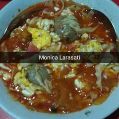 A picture of Seblak telor bakso.