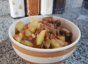Una foto de Goulash con papas 🇭🇺