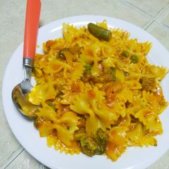 A picture of Farfalle with veggies.