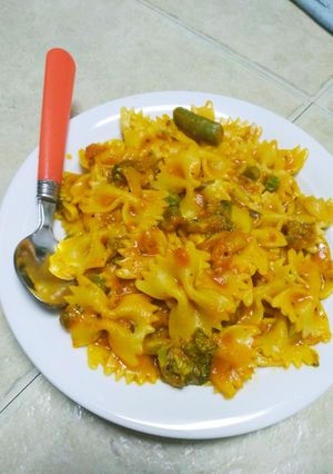 A picture of Farfalle with veggies.