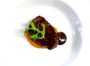 Una foto de Puré de camote con carne y salsa de carne