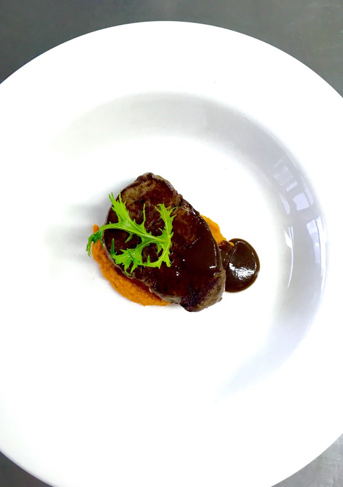 Una foto de Puré de camote con carne y salsa de carne