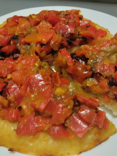Una foto de Falsa "pizza" de pimiento y tomate caramelizados🍅🌶️🍕