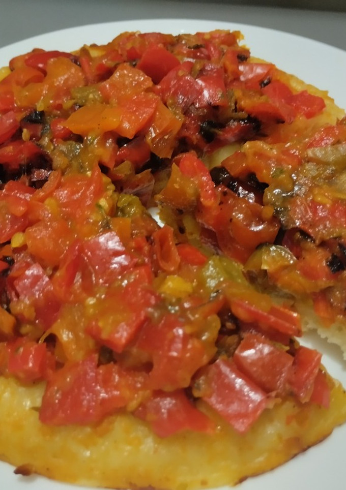 Una foto de Falsa "pizza" de pimiento y tomate caramelizados🍅🌶️🍕