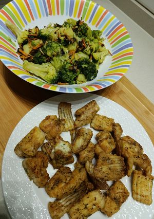 Una foto de Revuelto de brócoli con patatas y trompeta amarilla y raya rebozada
