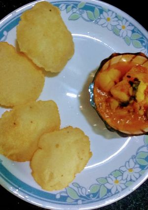 आलू टमाटर ग्रेवी के साथ उरद की कचौरी (aloo tamatar gravy ke saath urad ki kachori recipe in Hindi) रेसिपी मुख्य फोटो