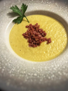 Una foto de Crema de puerros y calabacín con crujiente de jamón