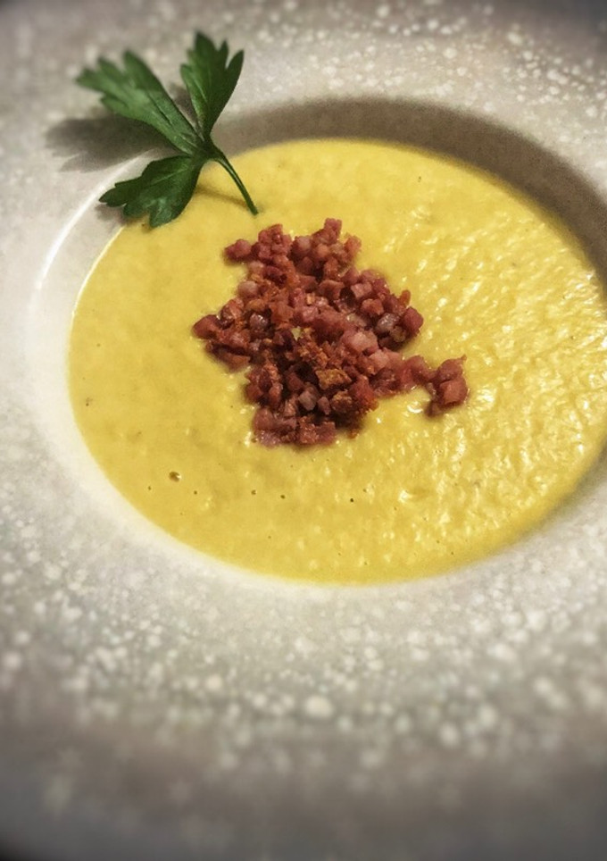 Una foto de Crema de puerros y calabacín con crujiente de jamón