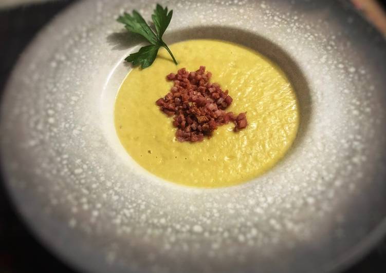 Crema de puerros y calabacín con crujiente de jamón