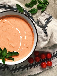 Una foto de Sopa fría de tomate y yogur griego