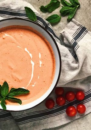 Una foto de Sopa fría de tomate y yogur griego